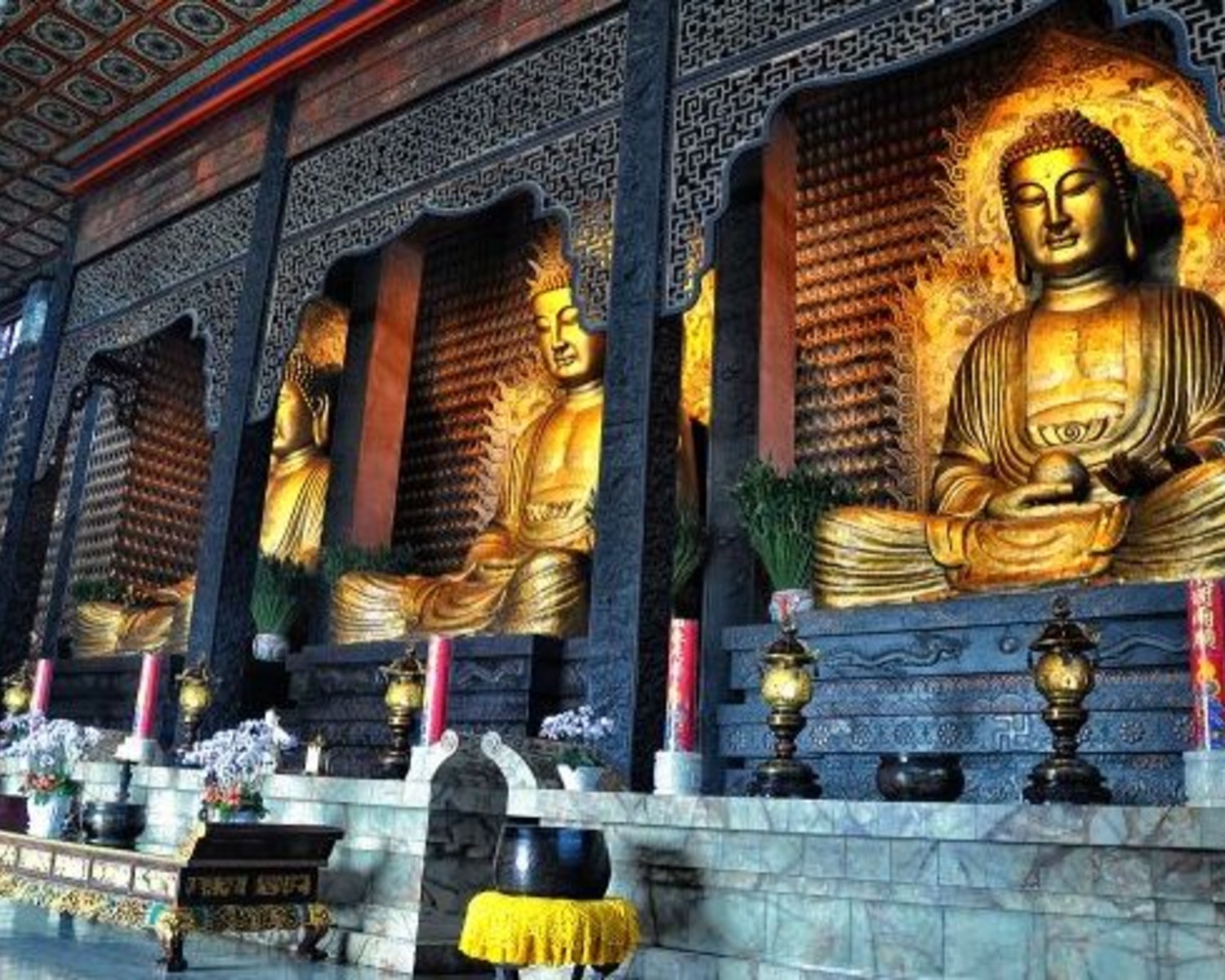 Hemis Monastery's dramatic riverside location