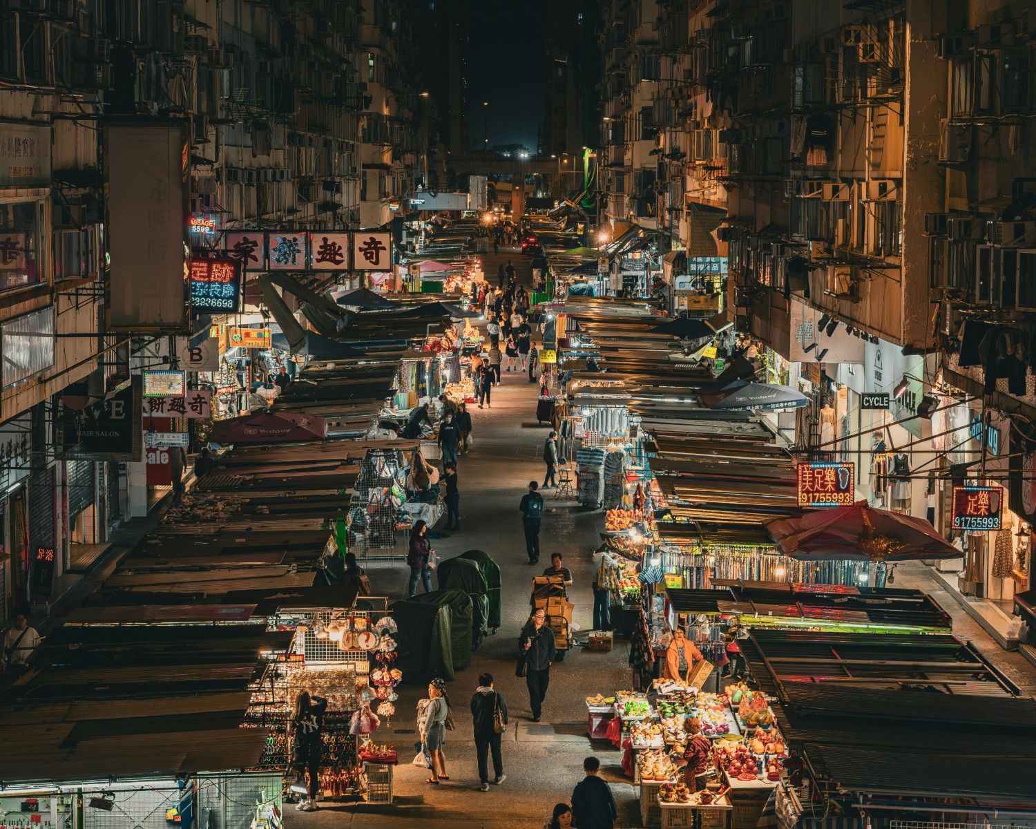 Temple Street Night Market vibrant atmosphere and neon lights