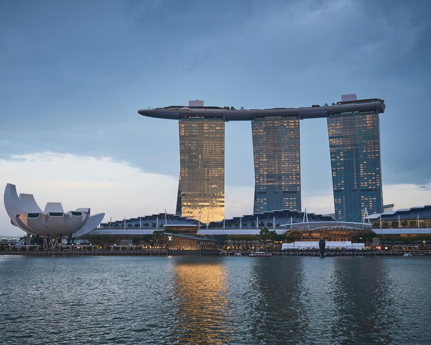 The Merlion statue with Marina Bay skyline