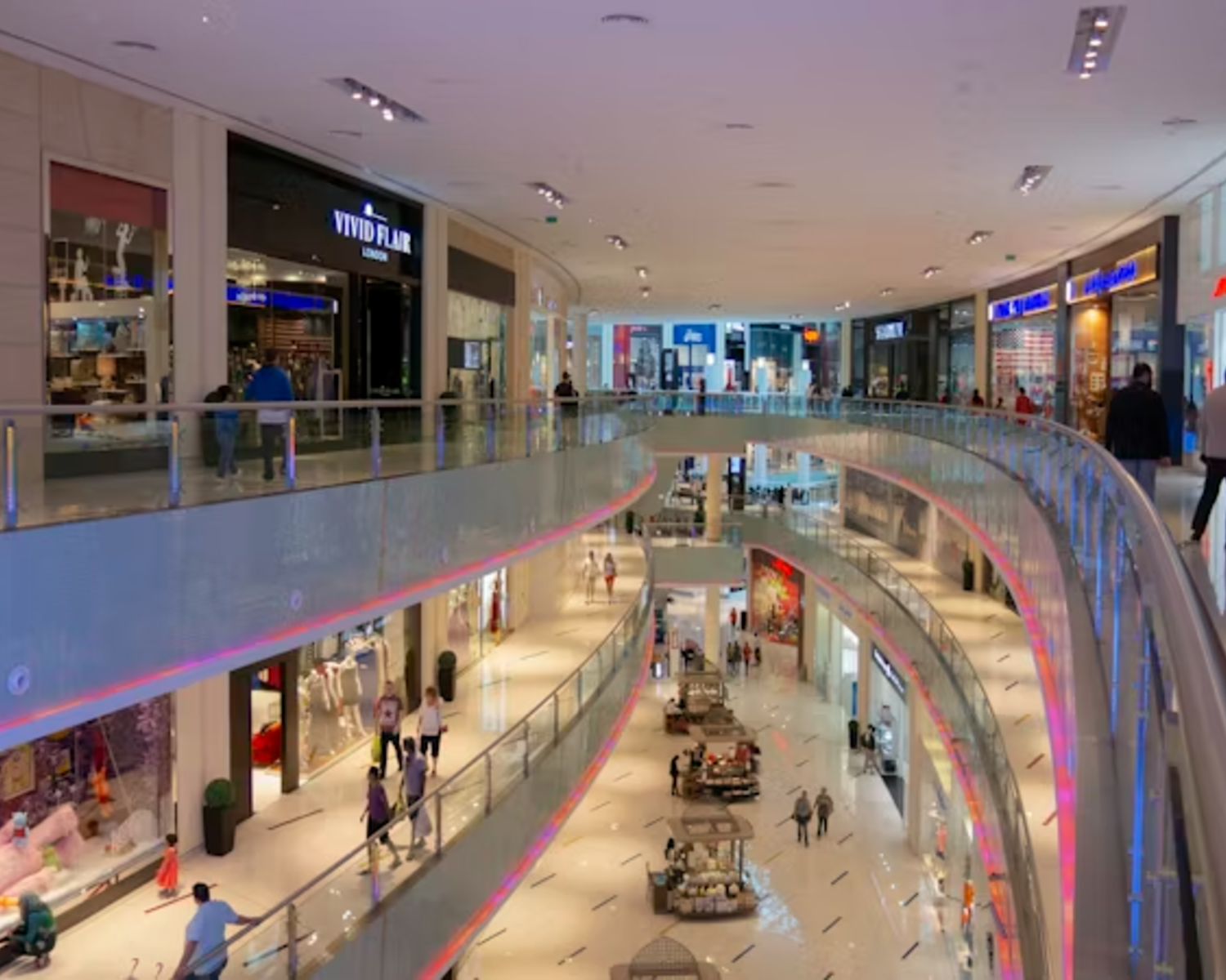 The massive Dubai Mall with its iconic aquarium