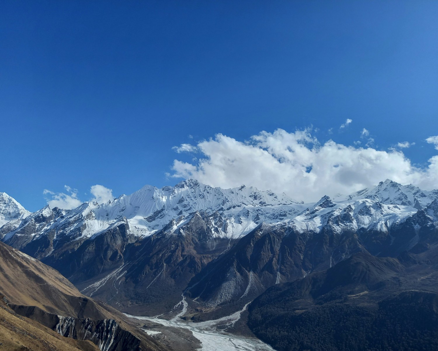 Trekkers on the Annapurna Circuit trail
